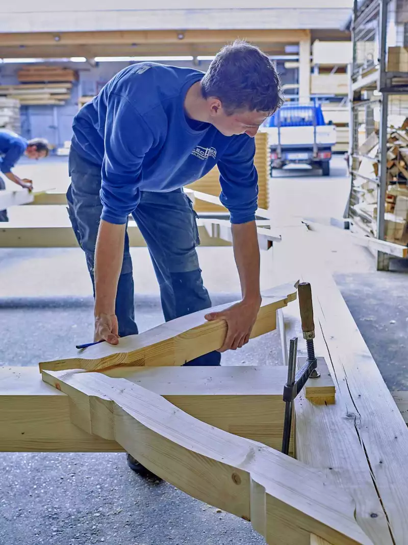 Vorbereitung einzelner Bauteile in der Montagehalle Bundwerk landwirtschaftliche Gebäude originalgetreue Sanierung
